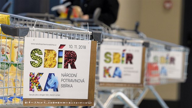 Ve vce ne 660 prodejnch po cel esk republice se konala Nrodn potravinov sbrka. Na snmku je prodejna Lidl v Praze 4. (10.11.2018)