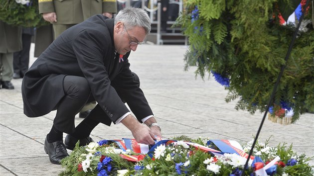 Ministr obrany Lubomr Metnar pi kladen vnc na pietnm aktu u pleitosti Dne vlench vetern v Praze u Nrodnho pamtnku na Vtkov. (11.11.2018)