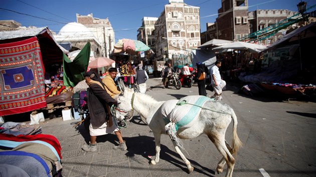 Trhovci prodvaj sv zbo v San' v Jemenu (19. listopadu 2018)