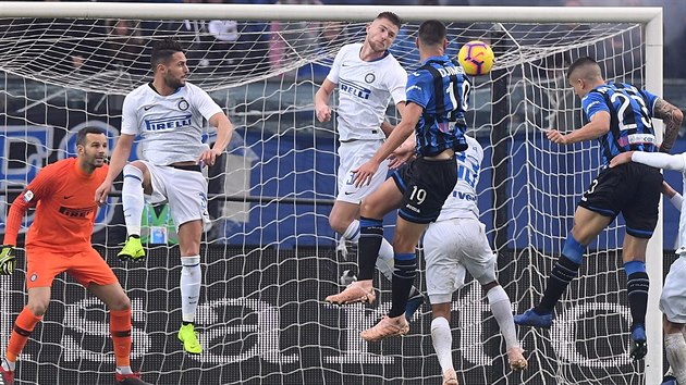 Gianluca Mancini z Atalanty (s slem 23) si pesn naskoil na centrovan m a hlavou jej uklidil do st Interu Miln.