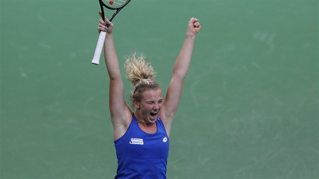 Kateina Siniakov por ve finle Fed Cupu Amerianku Keninovou a v O2 aren startuje zplavu euforie.
