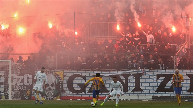 Slezsk derby mezi fotbalisty Banku Ostrava (v blm) a Opavy probhalo v bouliv atmosfe.