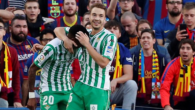 Fotbalist Realu Betis se raduj z branky do st Barcelony.