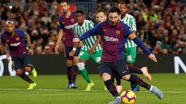 Lionel Messi z Barcelony promuje pokutov kop v zpase s Realem Betis.