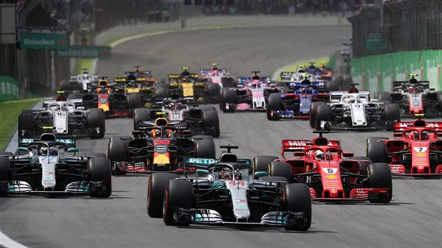 U jist mistr svta Lewis Hamilton ze stje Mercedes (s slem 44) vede na startu Velk ceny Brazlie.
