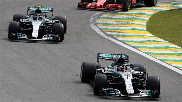 Lewis Hamilton ze stje Mercedes vede v prbhu Velk ceny Brazlie ped tmovm kolegou Valtteri Bottasem jezdcem Ferrari Sebastianem Vettelem.