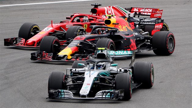 Valtteri Bottas z Mercedesu (v poped) se sna uniknout Maxi Verstappenovi z Red Bullu a Sebastianu Vettelovi z Ferrari.