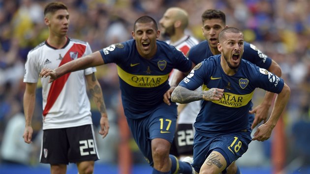 Dario Benedetto z tmu Boca Juniors (v poped) slav svou trefu ve finle Pohru osvoboditel proti River Plate.