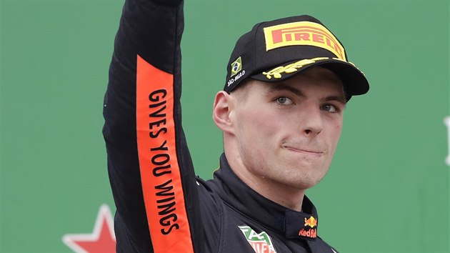 Max Verstappen z tmu Red Bull na stupnch vtz po Velk cen Brazlie formule 1.
