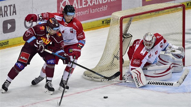 Andrej Kudrna ze Sparty (vlevo) se sna zasunout puk do olomouck brny, napad ho Tom Dujsk.