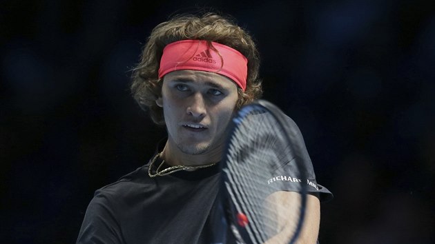 Alexander Zverev bhem finlovho utkn Turnaje mistr proti Novaku Djokoviovi.