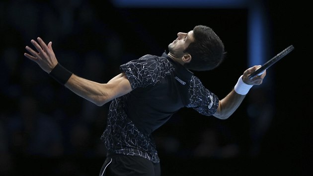 Novak Djokovi na servisu bhem finlovho utkn Turnaje mistr proti Alexanderu Zverevovi.