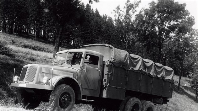 Tatra 111, vojenský valník s plachtou