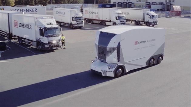 Autonomní elektrický nákladní vůz T-pod v akci na překladišti v Jönköpingu