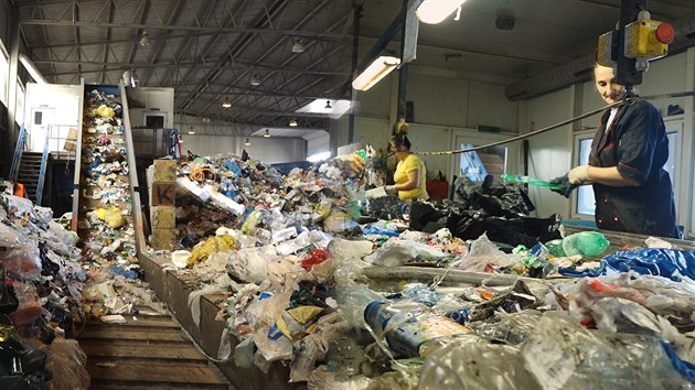 Díky třídicí lince a jejím pracovnicím dokážeme plasty recyklovat. I když ne všechny.