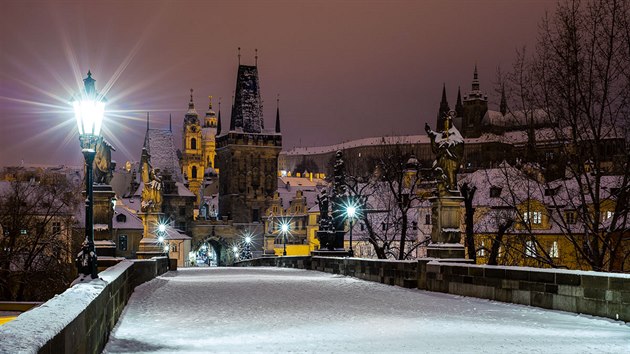 Pomrn ojedinl zbr na zasnen Karlv most je fotografovn asn rno, vt dob je nejvt ance, e se nm do zbru nepipletou dn lid. Zataen obloha odr uml svtlo, proto m oranov ndech. Doba expozice: 8 s, clona: 10, ISO: 100