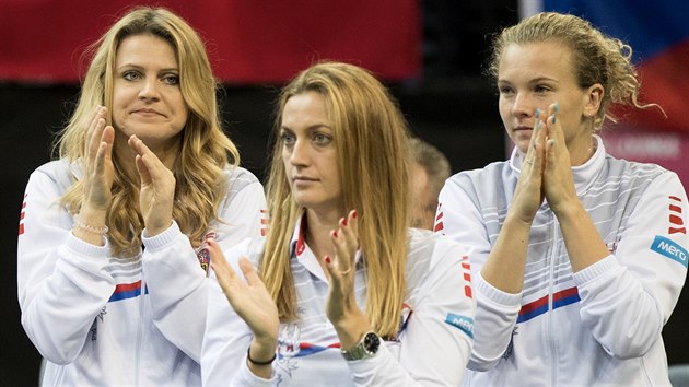 esk tenistky Lucie afov, Petra Kvitov a Kateina Siniakov (zleva) sleduj zpas Barbory Strcov ve finle Fed Cupu.