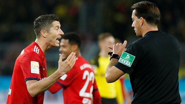 Robert Lewandowski, tonk Bayernu Mnichov, diskutuje s rozhodm v utkn proti Dortmundu.