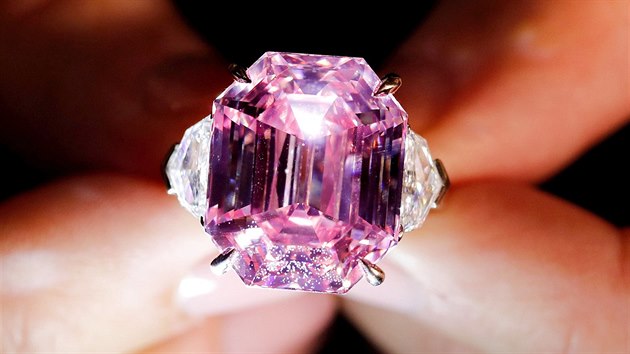 V aukn sni Christie's ve vcarsk enev se bude drait tm devatenctikartov rov diamant. Cena drahokamu nazvanho Pink Legacy je odhadovna na 30 - 50 milion americkch dolar.