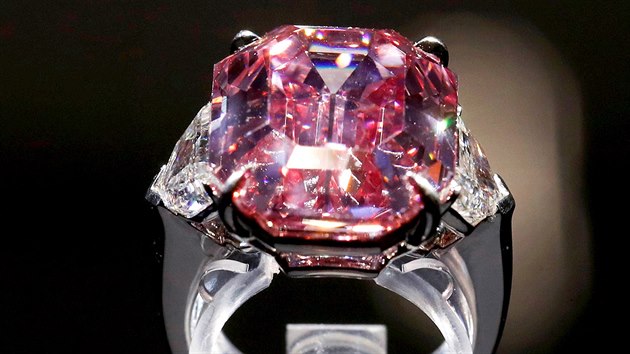 V aukn sni Christie's ve vcarsk enev se bude drait tm devatenctikartov rov diamant. Cena drahokamu nazvanho Pink Legacy je odhadovna na 30 - 50 milion americkch dolar.