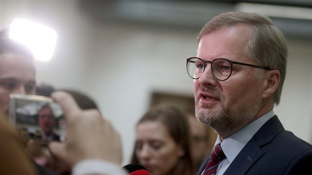 Pedseda ODS Petr Fiala odpovd novinm pi tiskov konferenci v Poslaneck snmovn. (15. listopadu 2018)