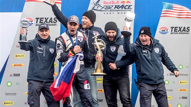 Akrobatick pilot Martin onka (druh zleva) se spolu se svm tmem raduje z vtzstv zvodu leteck srie Red Bull Air Race v americkm Dallasu. (18. listopadu 2018)