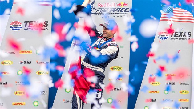 Akrobatick pilot Martin onka se raduje z vtzstv zvodu leteck srie Red Bull Air Race v americkm Dallasu. (18. listopadu 2018)