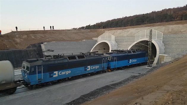 Nov tunel u Plzn otestoval vlak