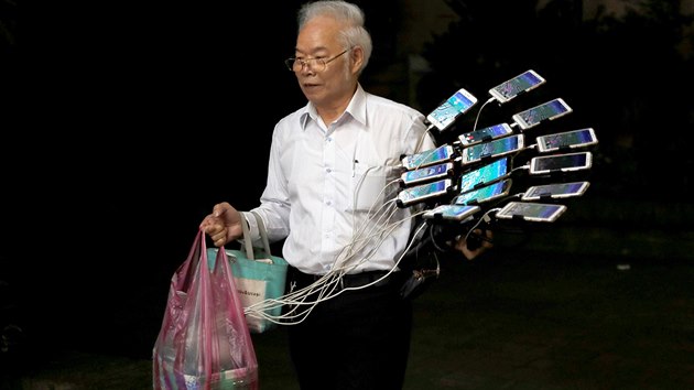 Sedmdesátiletý důchodce z Tchaj-wanu loví pokémony na 11 mobilech ve speciálním držáku. (2018)
