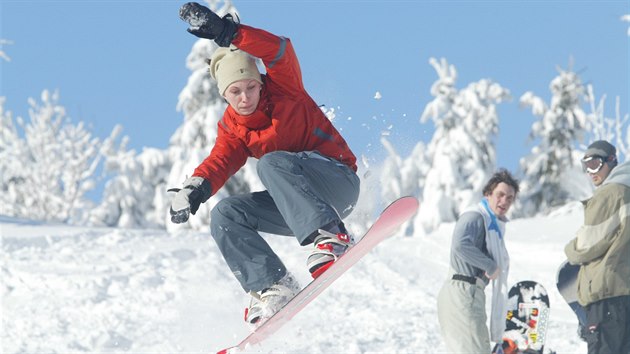 Lyai i snowboardist si letos na Pustevnch nezajezd.