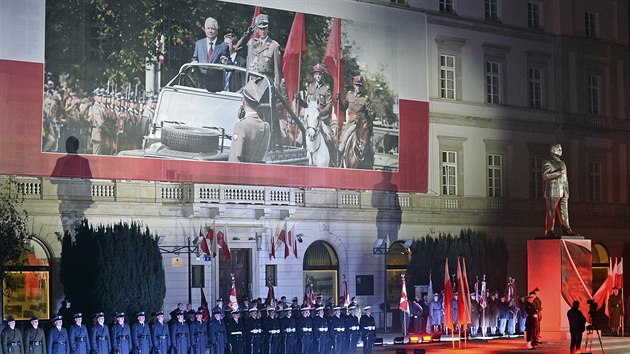 Ve Varav v pedveer oslav sto let od vzniku mezivlen druh republiky slavnostn odhalili pomnk Lecha Kaczyskho (10. 11. 2018).