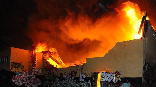 Požár haly v pražských Vysočanech, ve které do října fungovalo trampolínové centrum Freestyle Kolbenka. (9. listopadu 2018)