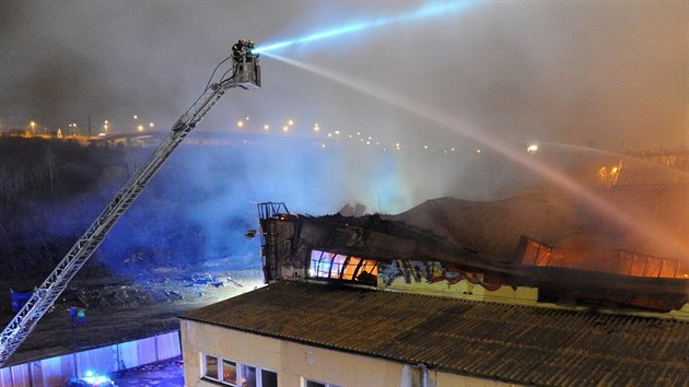 Požár haly v pražských Vysočanech, ve které do října fungovalo trampolínové centrum Freestyle Kolbenka. (9. listopadu 2018)