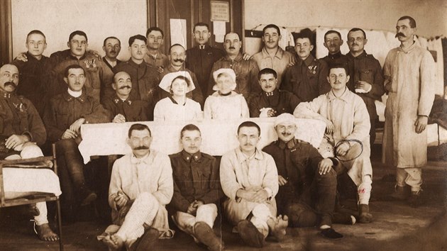 Karel Krejčí (na snímku se zakroužkovanou ovázanou rukou) s kamarádem (na snímku nad ním) si vzájemně usekli kus malíčku, aby se vyhnuli bojům první světové války.