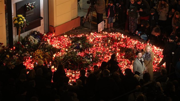 Lid zapaluj na Nrodn td svky pi pleitosti oslav 17. listopadu.