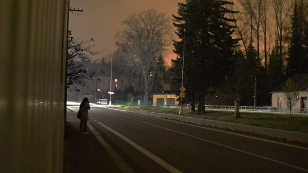 Potemnl ulice ve Svitavch v tchto dnech osvcovala jen dlkov svtla aut. (15. 11. 2018)