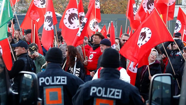 Nvtvu Merkelov v Chemnitzu doprovzela demonstrace jejch odprc (16. listopadu 2018)