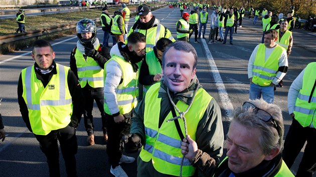 Nkte demonstranti nasadili oprtku mui symbolizujcho francouzskho prezidenta Macrona (Haulchin, 17.11.2018)