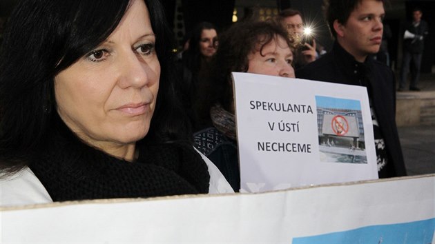 Pod heslem "Spekulanta s pozemky v Ústí nechceme" protestovalo na ústeckém Lidickém náměstí několik desítek lidí proti tomu, aby se primátorem města stal Petr Nedvědický.