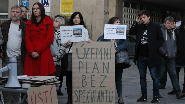 Pod heslem "Spekulanta s pozemky v Ústí nechceme" protestovalo na ústeckém Lidickém náměstí několik desítek lidí proti tomu, aby se primátorem města stal Petr Nedvědický.