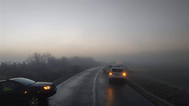 Nehodu deseti aut u obce Otvice na Chomutovsku způsobila první ledovka.
