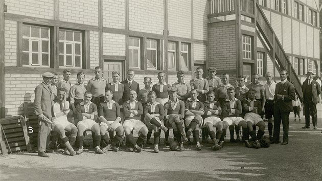 Fotbalist Sparty a Norimberku ped zpasem v roce 1921.