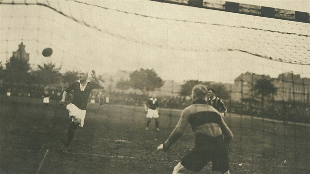 Dobov fotografie slavnho sparanskho fotbalisty Antonna Jandy, zvanho Oko. Za Spartu nastupoval v letech 1916 a a 1924.