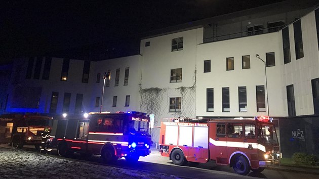 Osm jednotek hasičů zasahovalo u požáru v Národním ústavu duševního zdraví. (19. listopadu 2018)