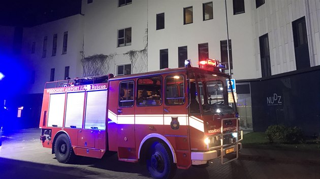 Osm jednotek hasičů zasahovalo u požáru v Národním ústavu duševního zdraví. (19. listopadu 2018)