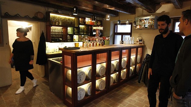 V rohovém domě na ulici Leopolda Pokorného v třebíčské židovské čtvrti, je nyní menší sklad a stáčírna speciálních malých sérií whisky. Během listopadu tady otevřou stylový značkový Trebitsch whisky bar.