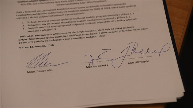 Zástupci nové pražské koalice Zdeněk Hřib (Piráti), Jan Čižinský (Praha Sobě) a Jiří Pospíšil (TOP 09) podepsali koaliční smlouvu a programové prohlášení (12.11.2018)