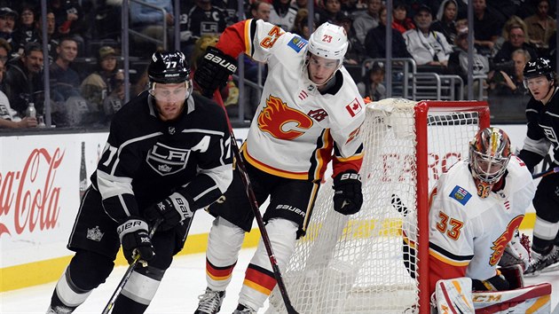 Brank Calgary David Rittich a Sean Monahan sleduj, co vymysl Jeff Carter z Los Angeles,