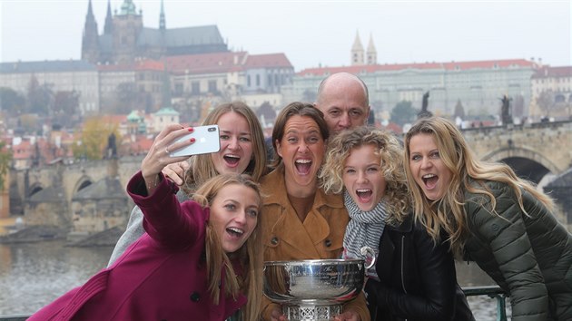 Lucie afov, Kateina Siniakov, Petr Pla, Barbora Strcov, Barbora Krejkov a Petra Kvitov (zprava) s vtznou trofej Fed Cupu.