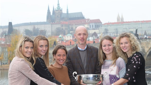 Lucie afov, Petra Kvitov, Barbora Strcov, Petr Pla, Barbora Krejkov a Kateina Siniakov (zleva) s vtznou trofej Fed Cupu